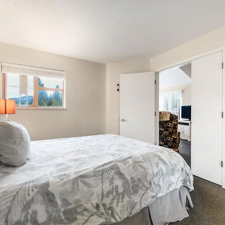 Tyndall Stone Lodge By Cozystay Signature ウィスラー エクステリア 写真