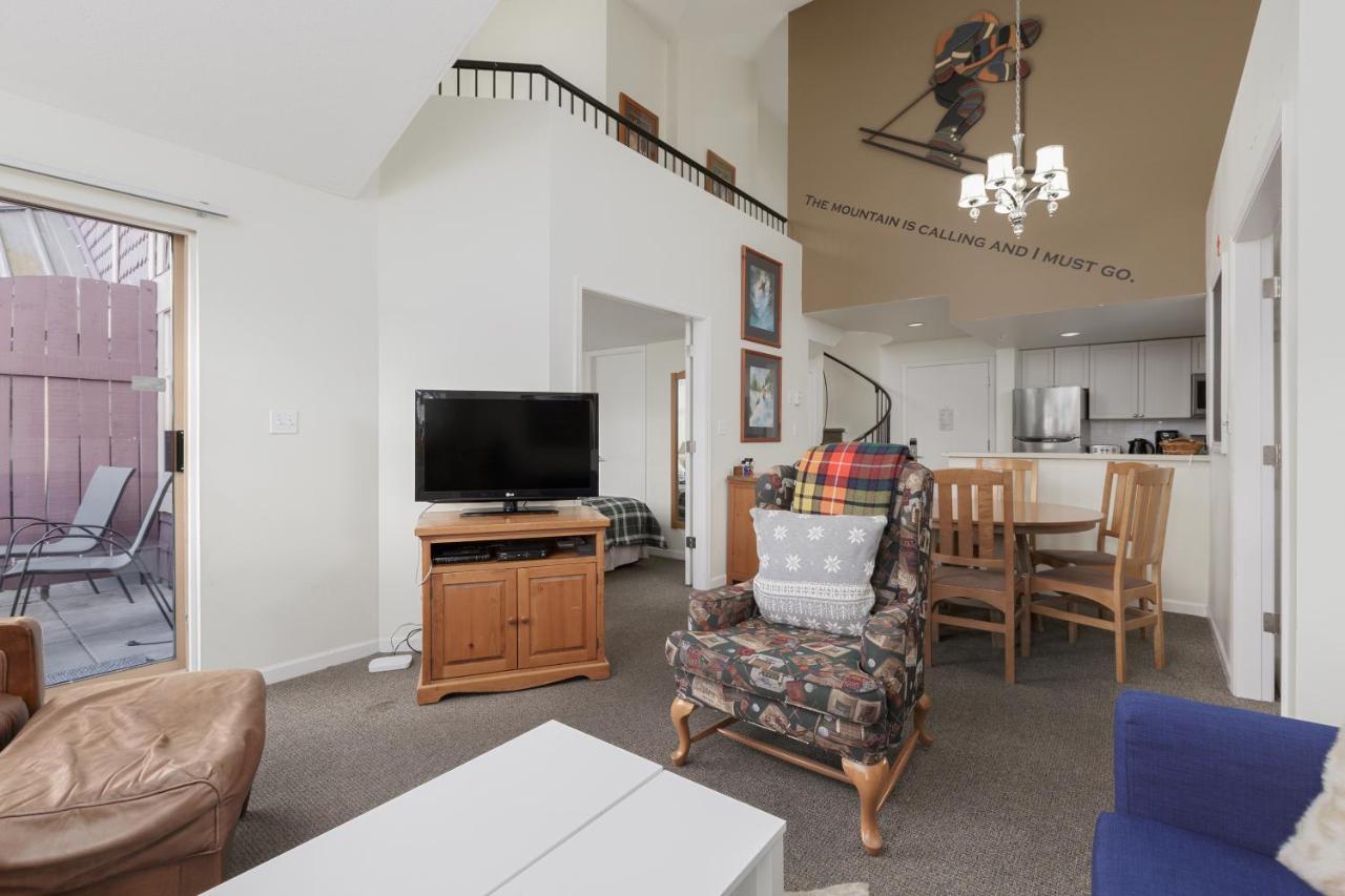 Tyndall Stone Lodge By Cozystay Signature ウィスラー エクステリア 写真