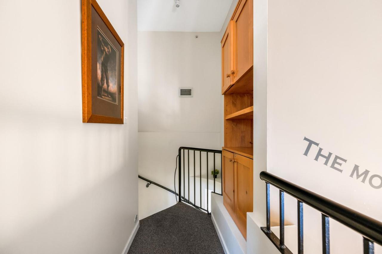 Tyndall Stone Lodge By Cozystay Signature ウィスラー エクステリア 写真